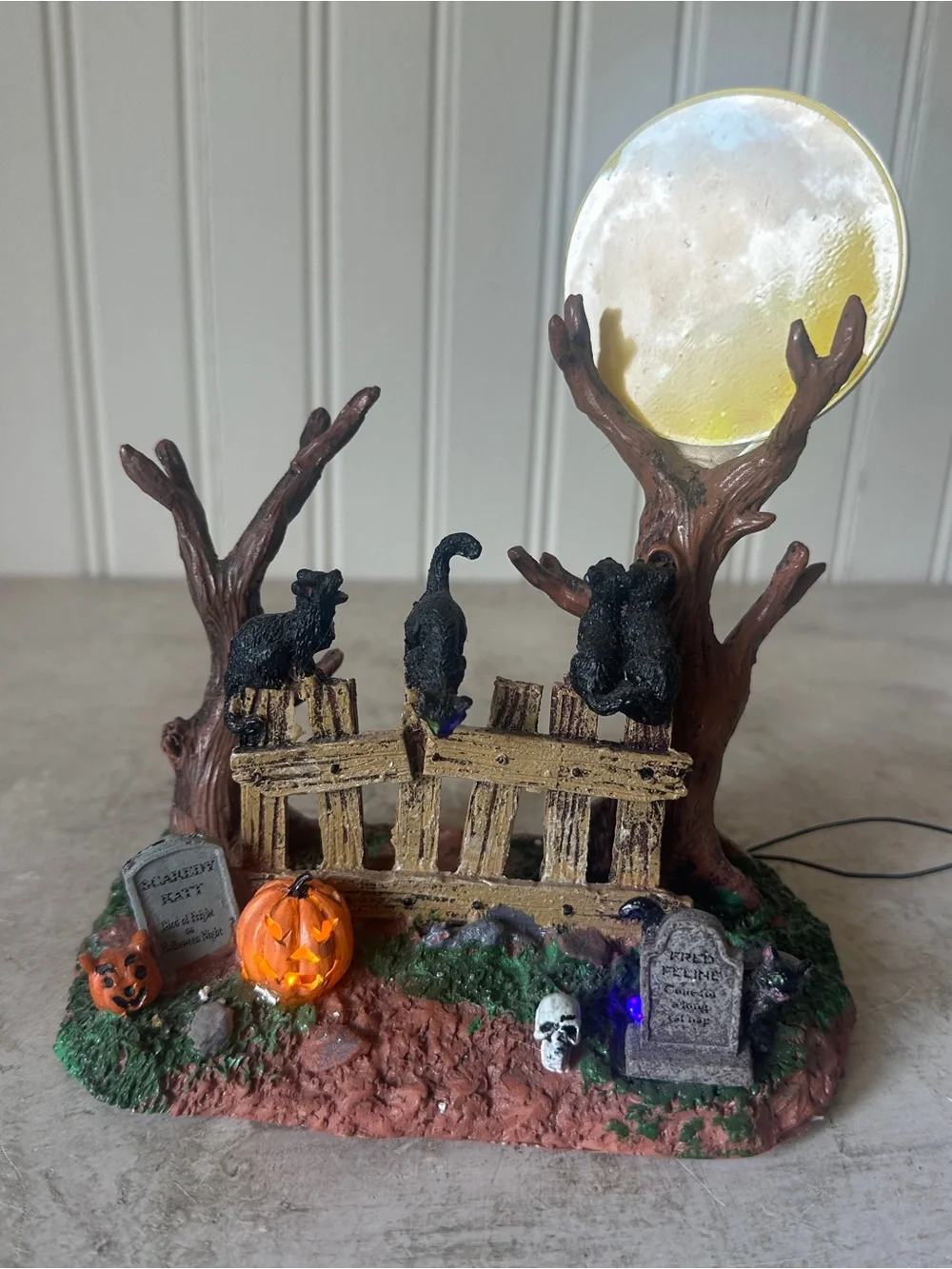 Lemax Spooky Town Happy Howl-O-Ween Cats On Fence Moon w Box #94969 READ Retired